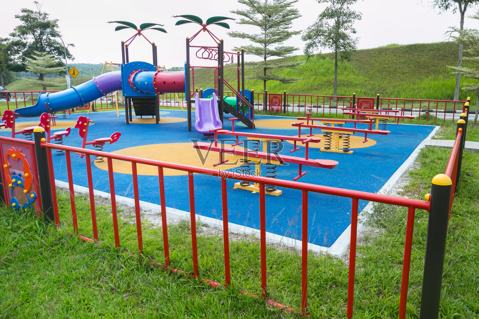 儿童户外游乐场照片摄影图片