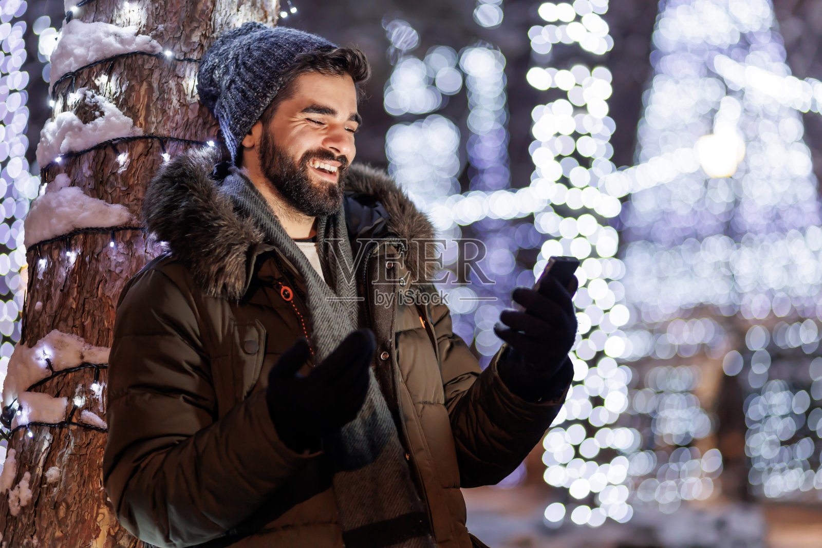 一名男子在城市街道上庆祝新年时进行视频通话照片摄影图片