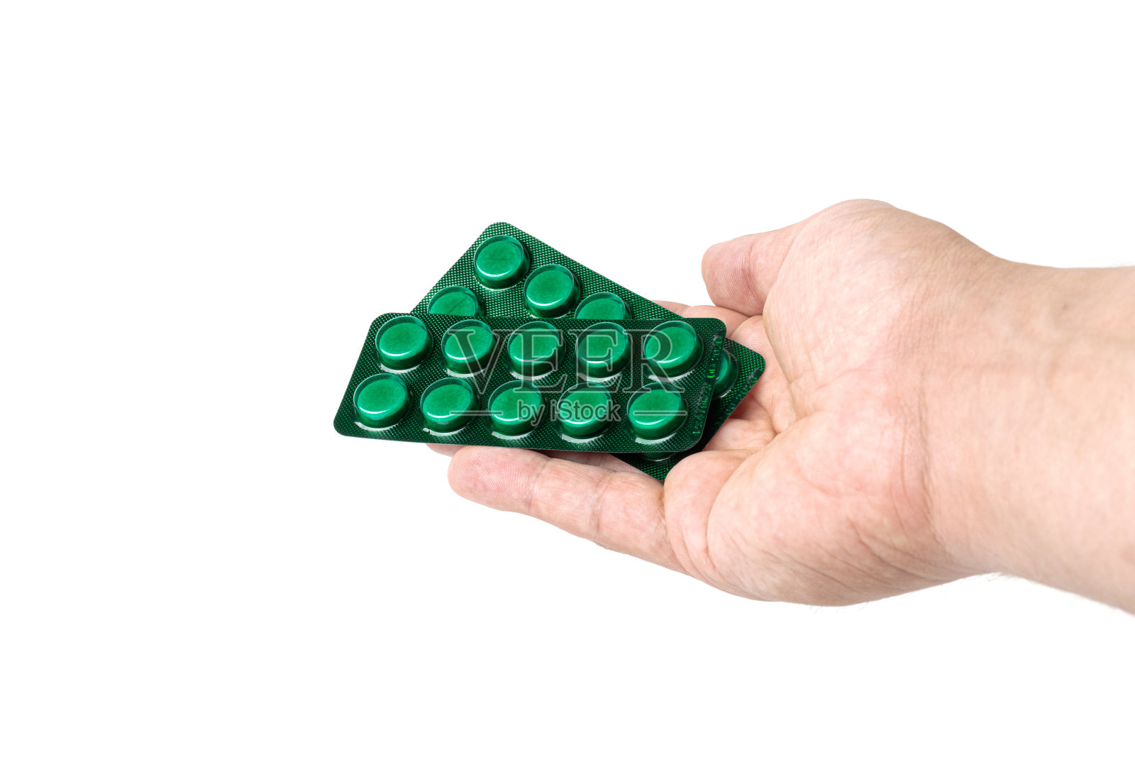 中年男性手持绿色吸塑包装，白色背景隔离药片，保健和医药的概念照片摄影图片