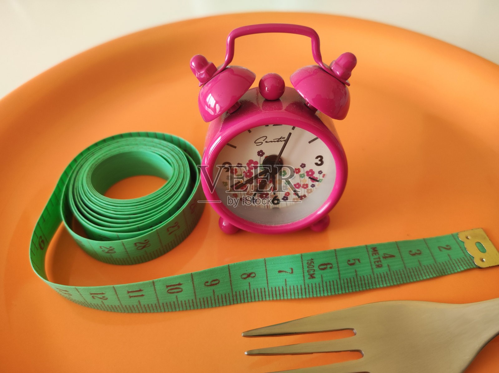 减肥钟，卷尺，餐叉照片摄影图片