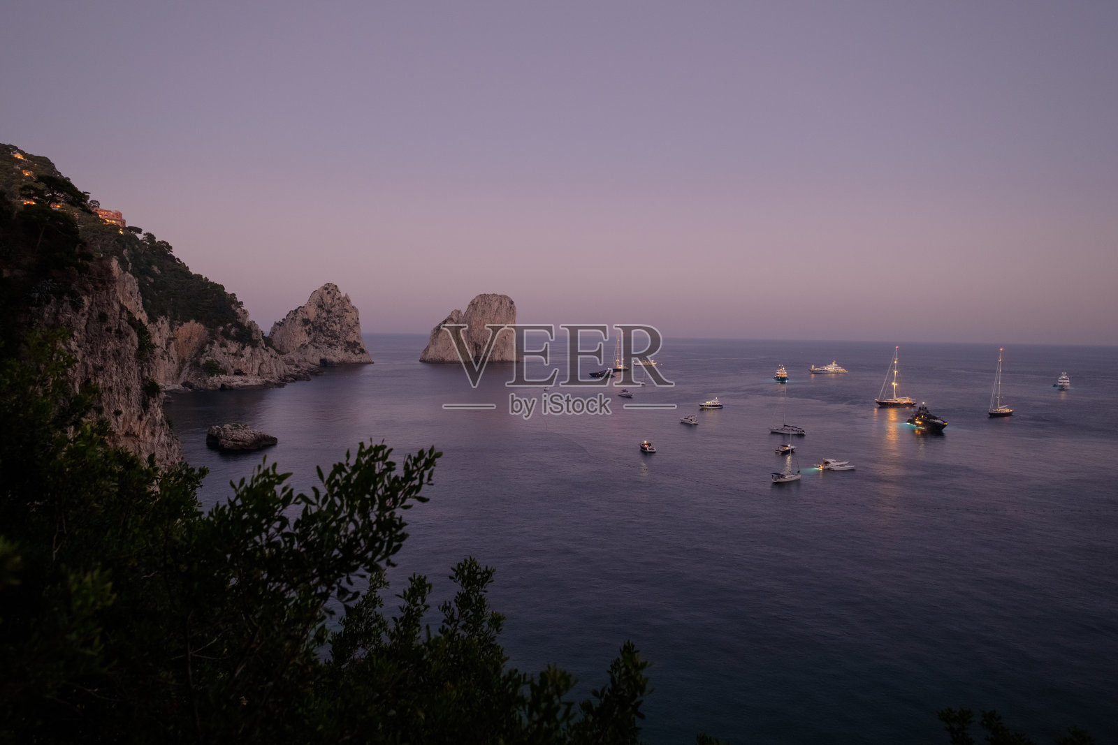 晚上卡普里岛的法拉格里奥尼岩石照片摄影图片