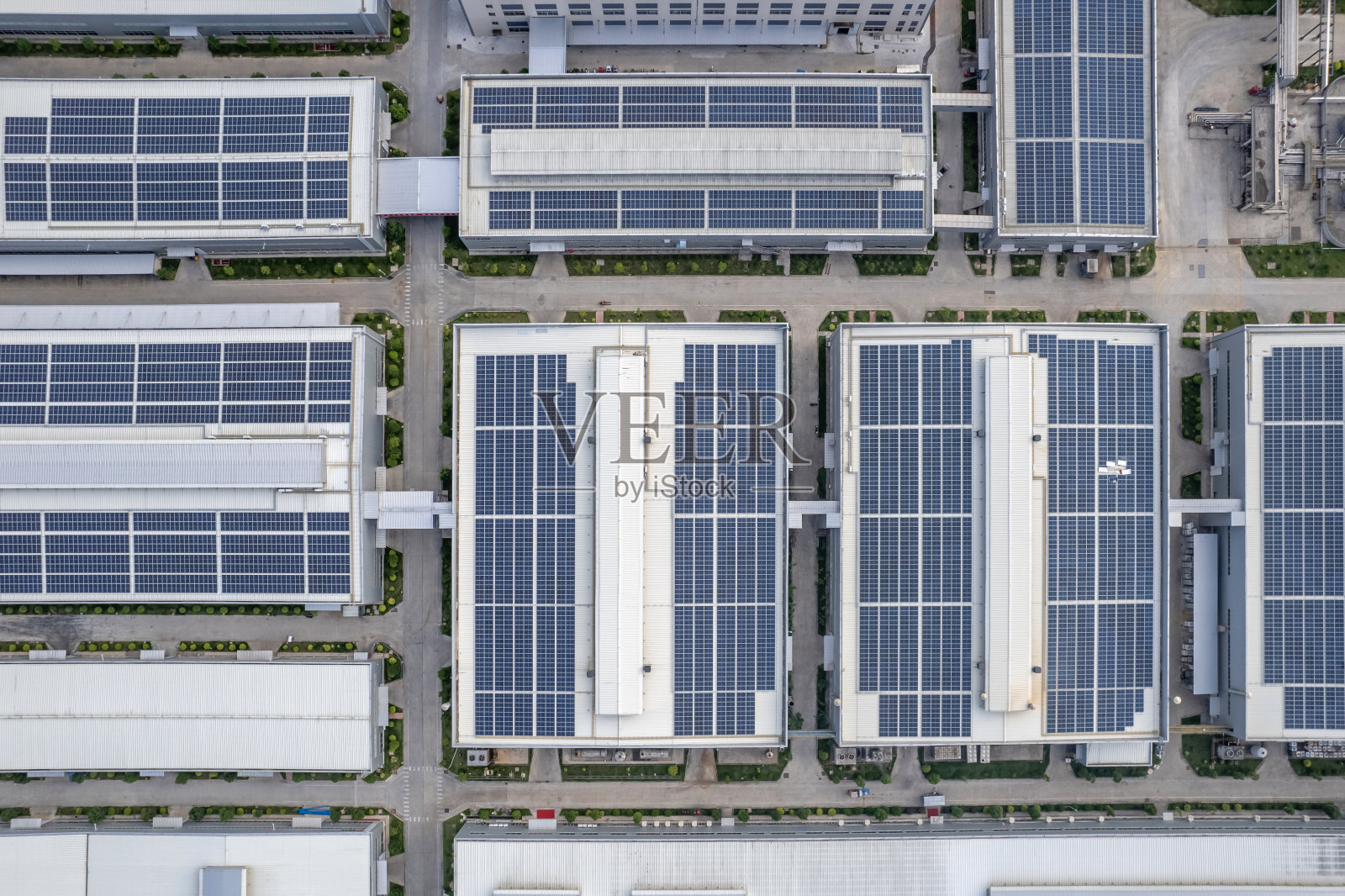 大型工厂中光伏太阳能发电装置的垂直鸟瞰图照片摄影图片