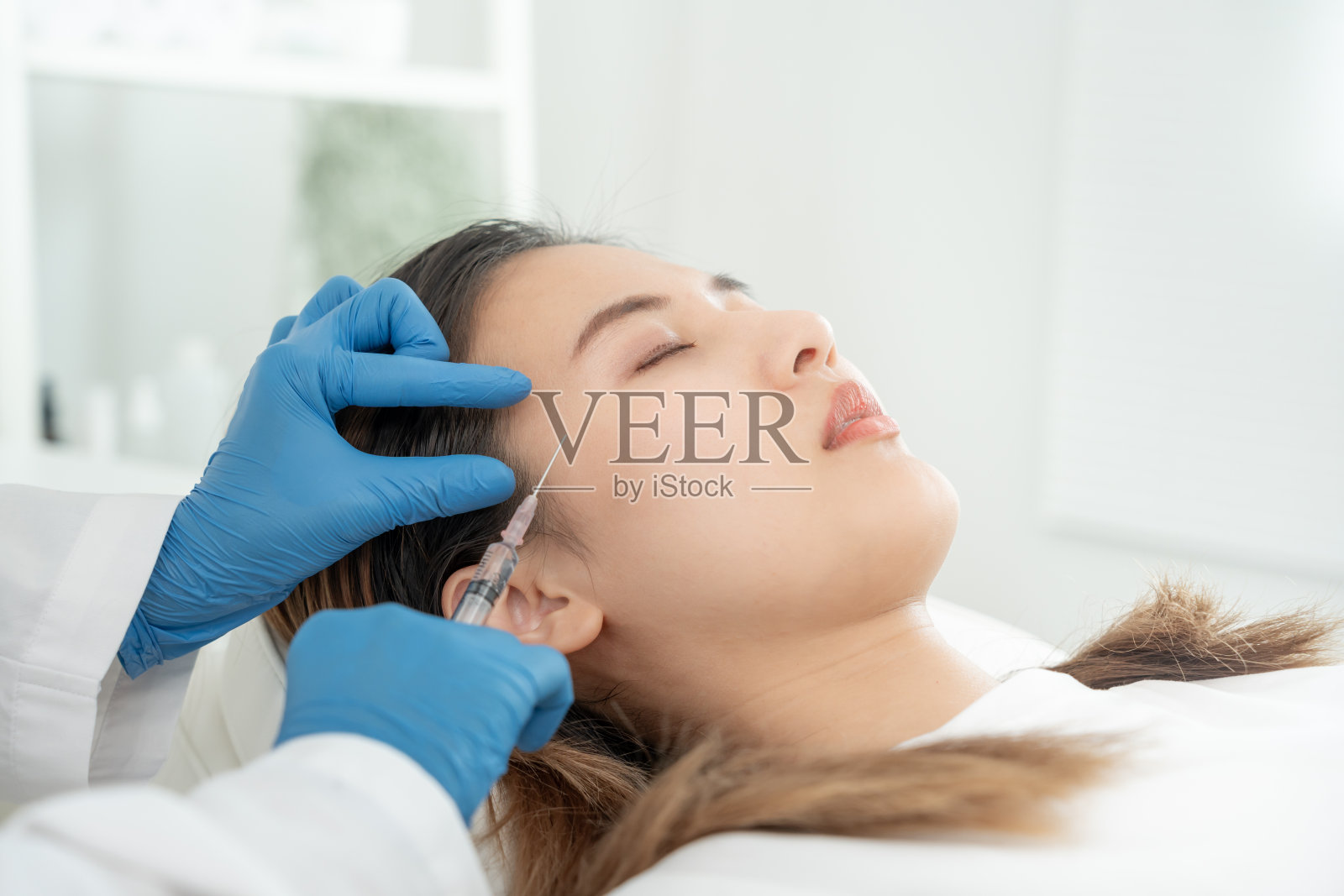 美容院：美丽的亚洲女孩接受美白、嫩肤护理照片摄影图片