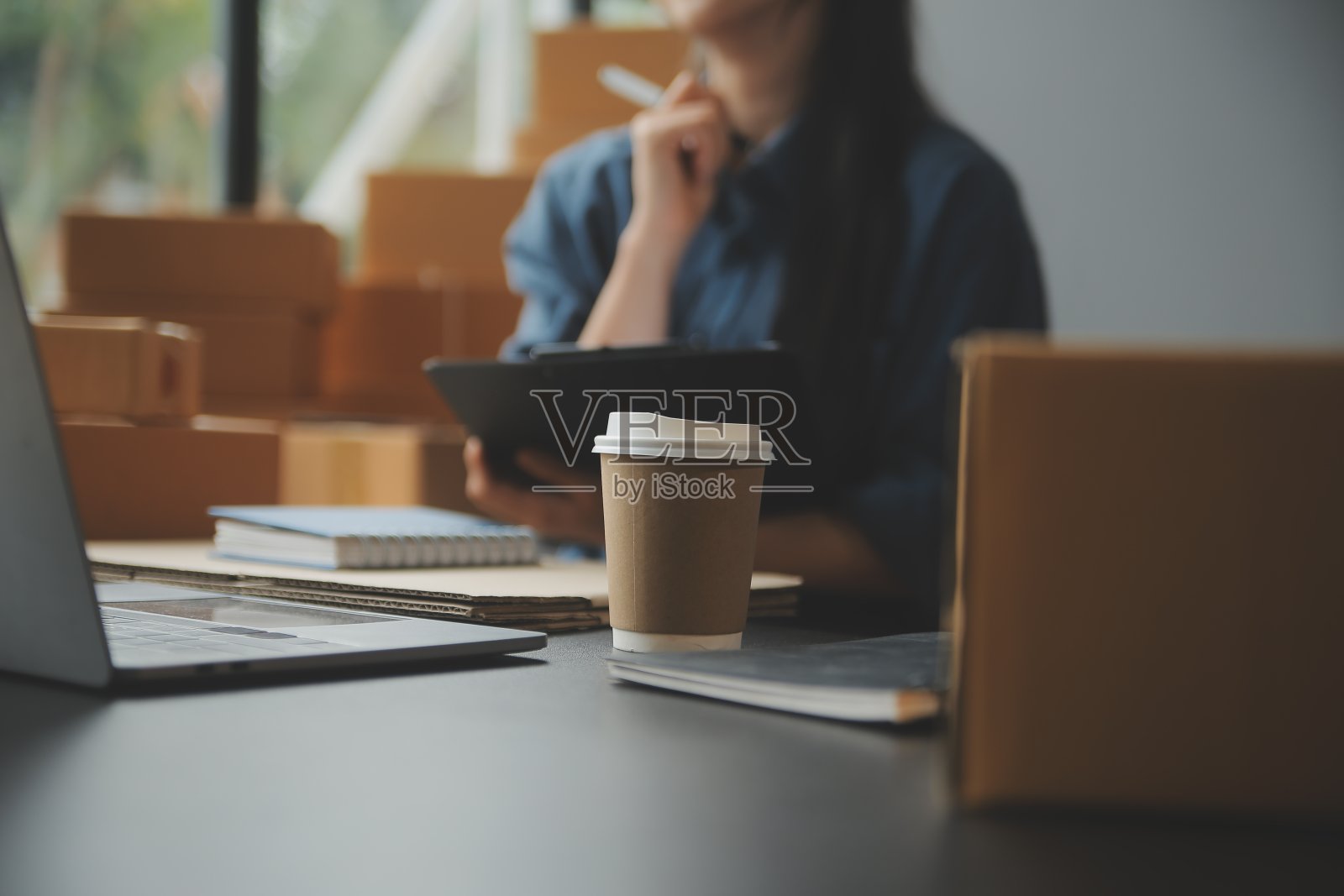 女商人创办小企业企业家中小企业成功。自由职业妇女在家工作与在线包裹递送。中小企业包装交付理念照片摄影图片