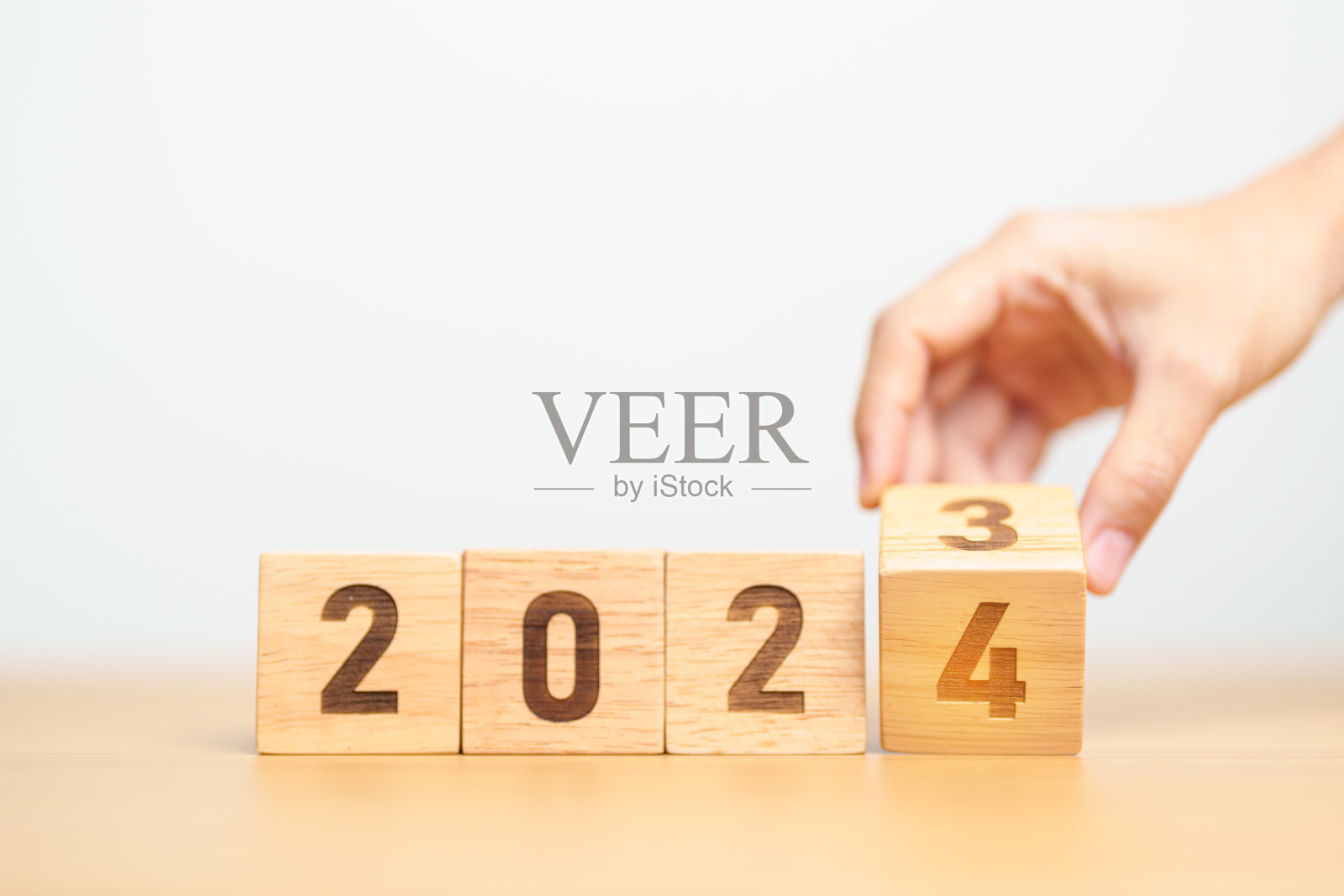 表上2023年改为2024年。目标、决心、策略、计划、开始、预算、任务、行动、动机和新年概念照片摄影图片