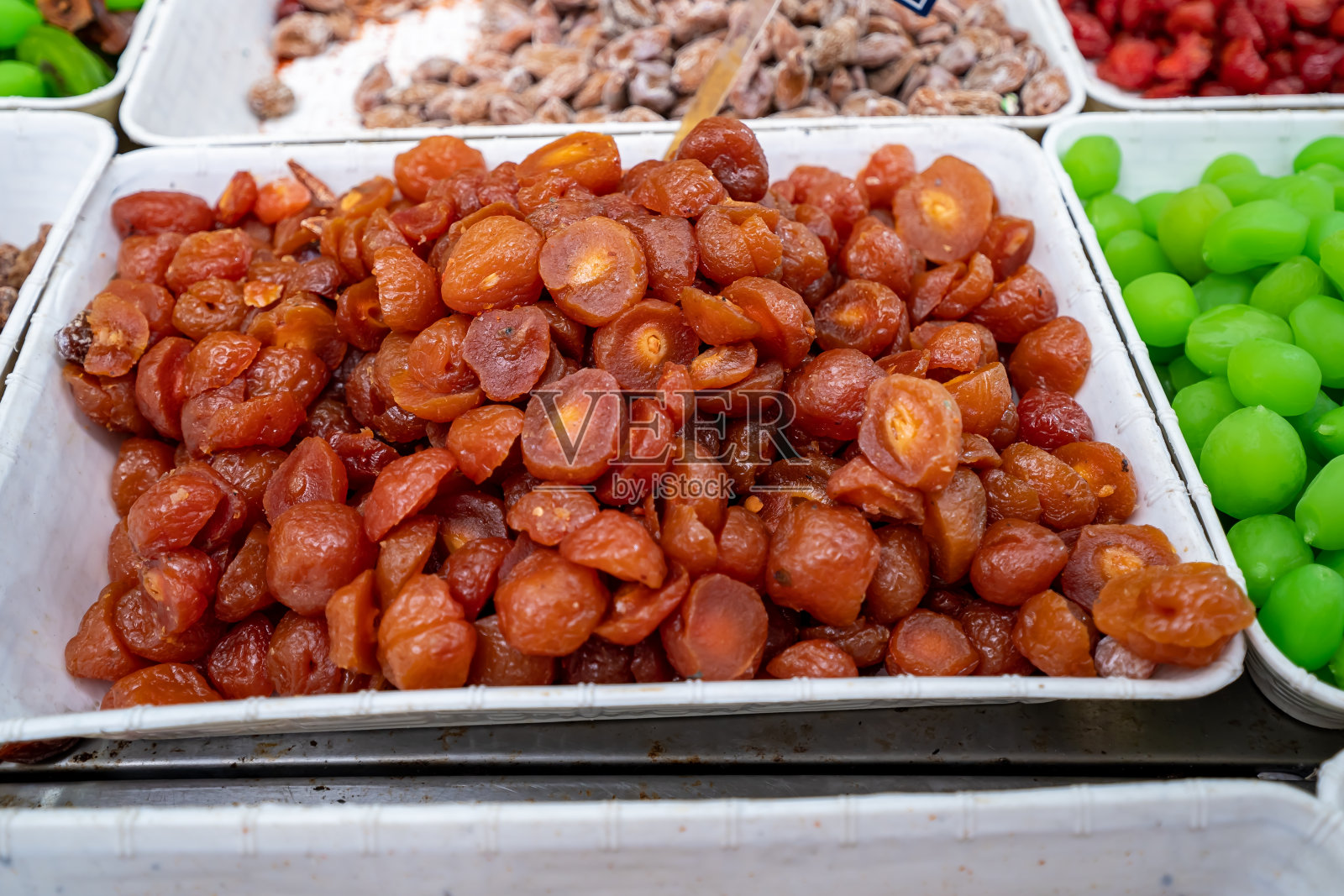 在越南大叻市场，一袋袋干果和糖果。照片摄影图片