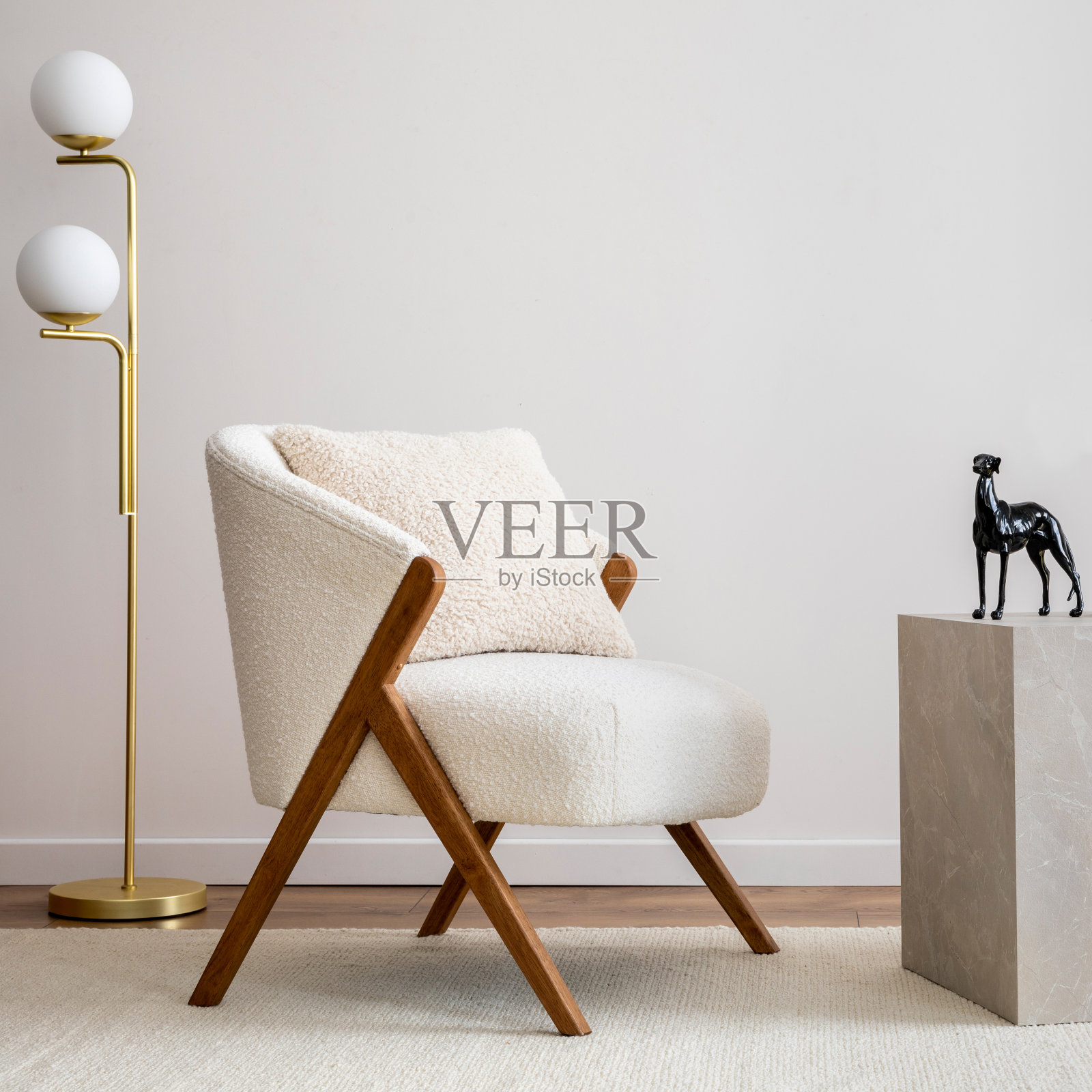 室内设计和谐的客厅，白色扶手椅，咖啡桌，控制台，梯子和个人配件。家居装饰。模板。照片摄影图片