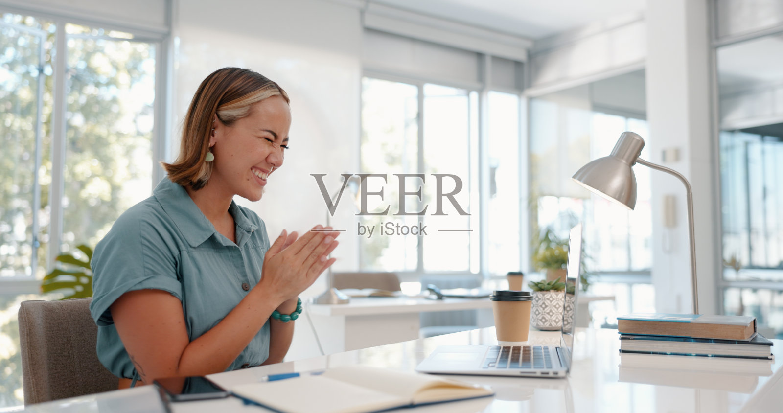 掌声，为公司的成长鼓掌或庆祝目标的实现而高兴或拿着笔记本电脑的女企业家。微笑，对员工的成功，销售庆典或在办公室的目标目标照片摄影图片