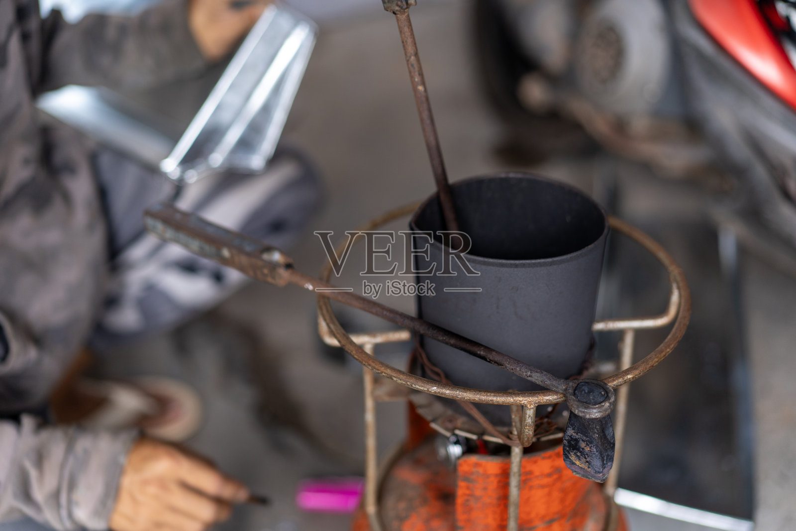 男子在家中安装排水沟的特写照片摄影图片