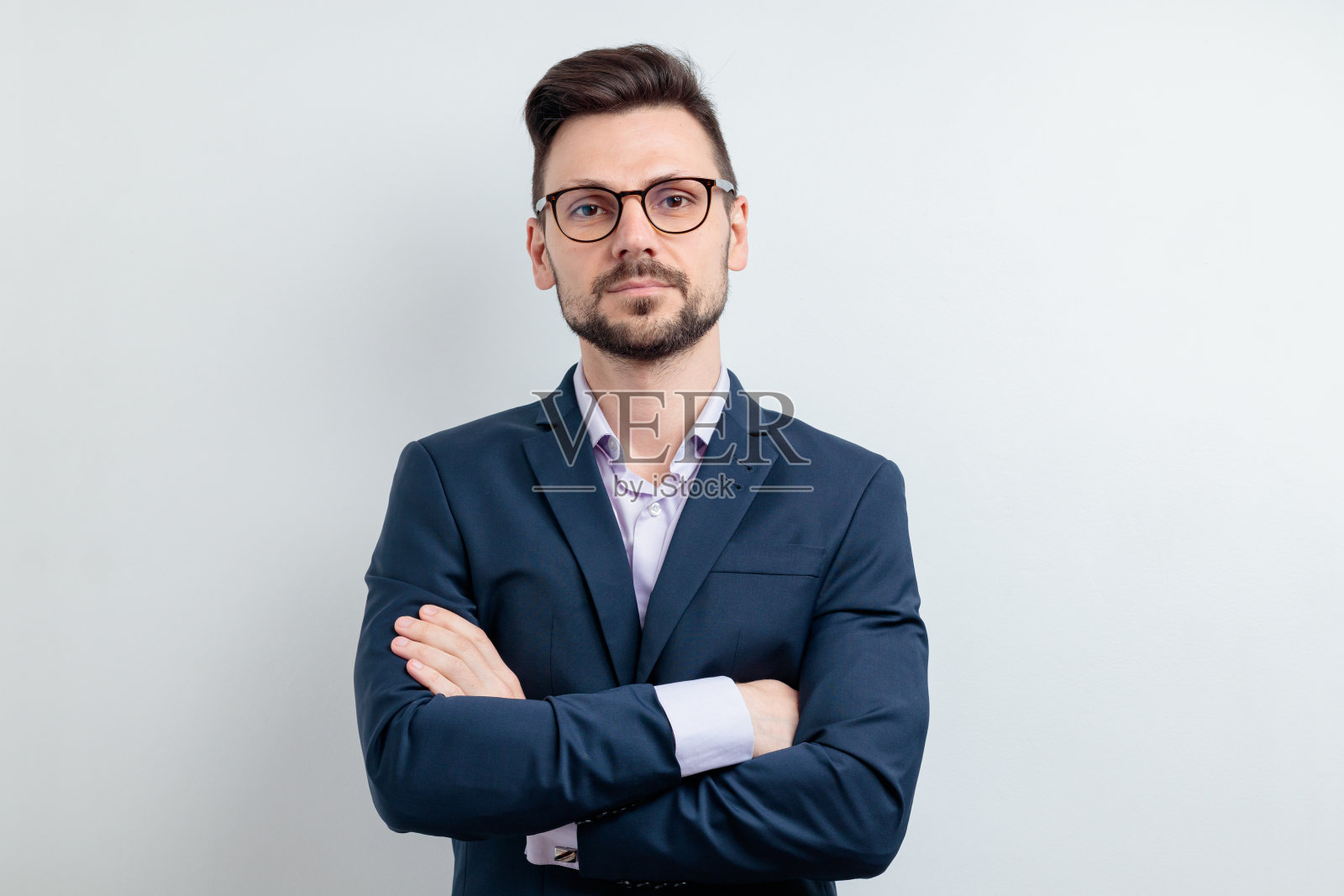 一个戴眼镜的年轻人的特写肖像照片摄影图片