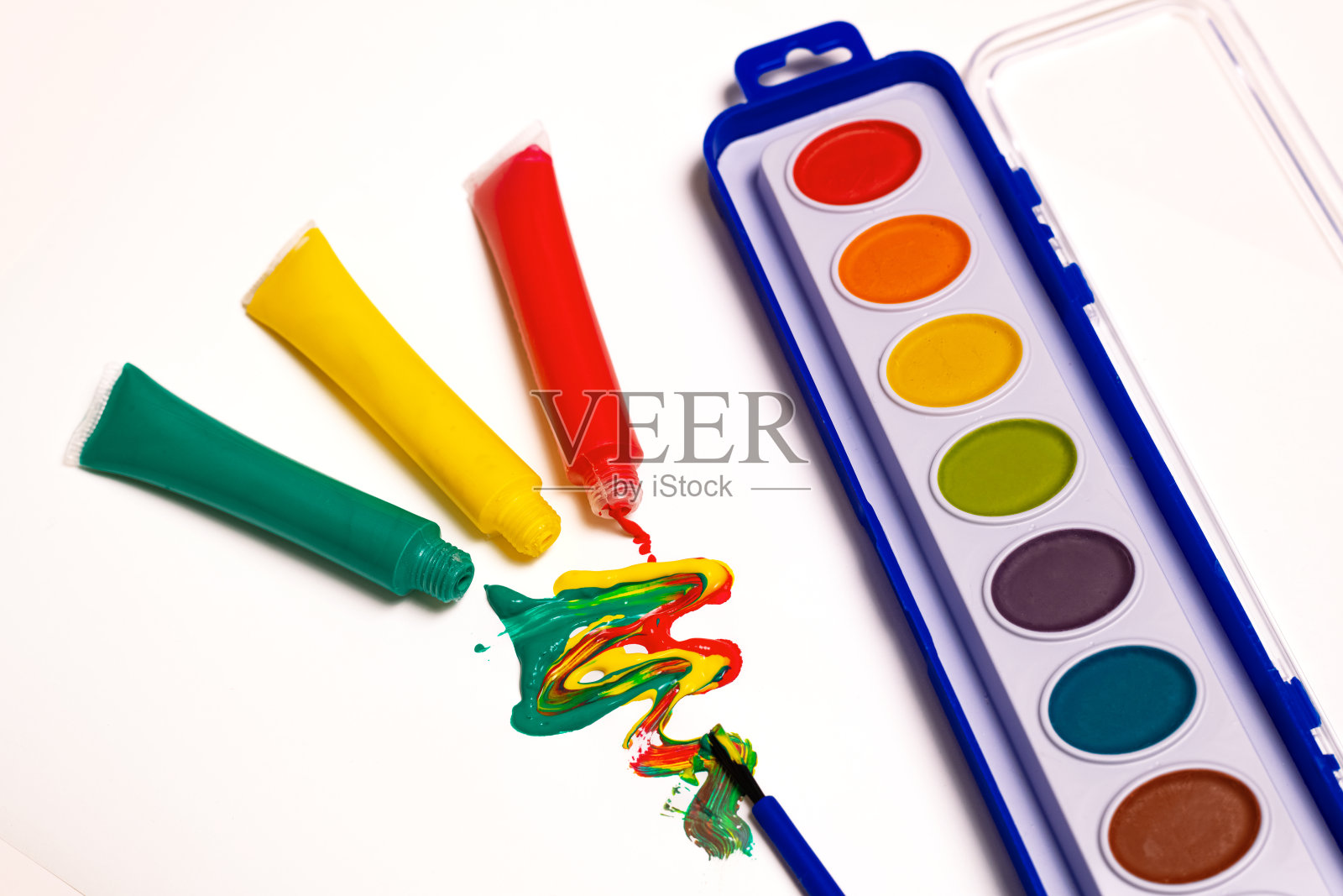 3管学校用的颜料，红色、黄色、绿色、毛笔和水彩。照片摄影图片
