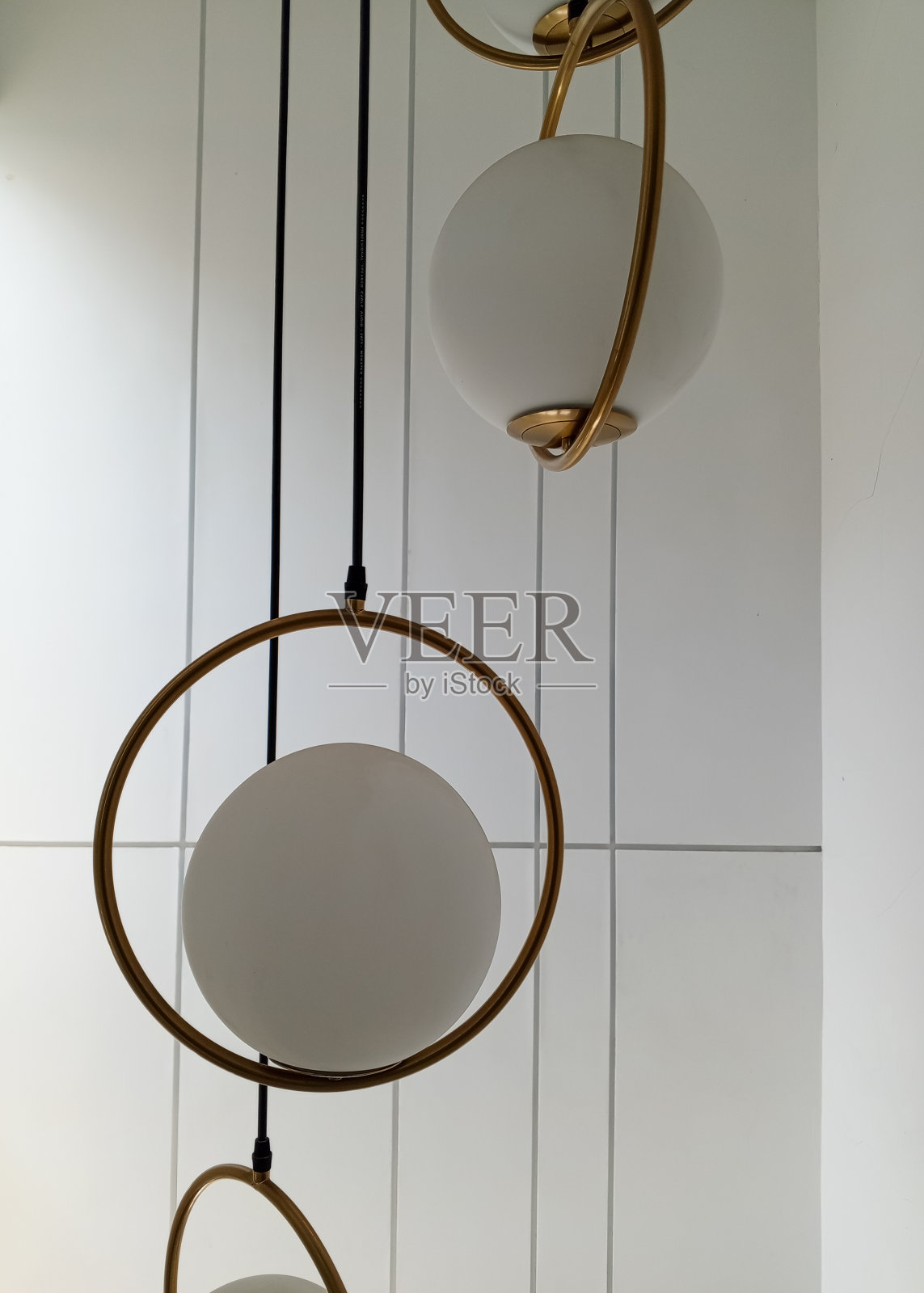 近距离圆形装饰灯与一个优雅的金圈环照片摄影图片