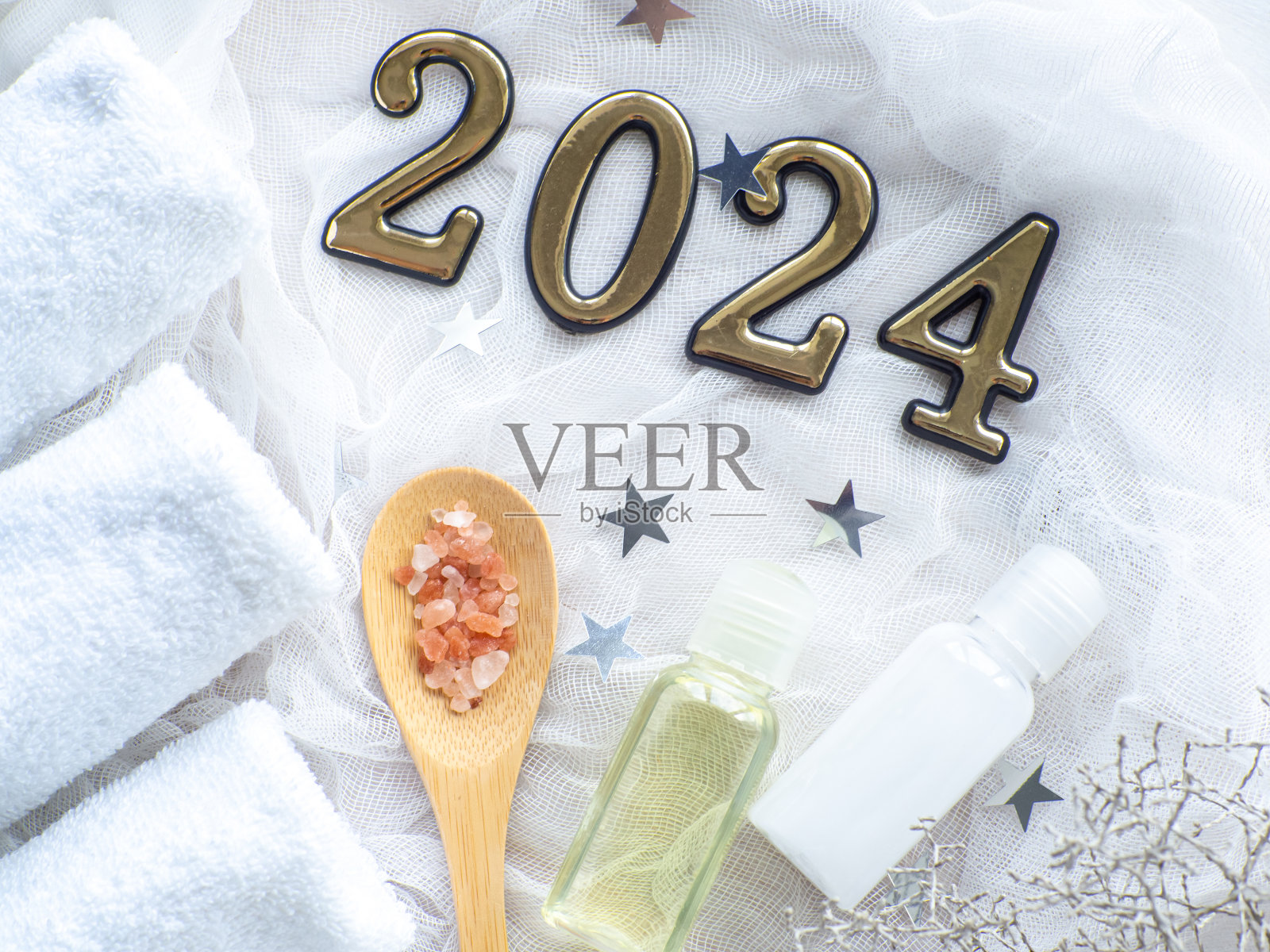 圣诞成分用2024，毛巾，海盐在勺子和身体护理产品照片摄影图片