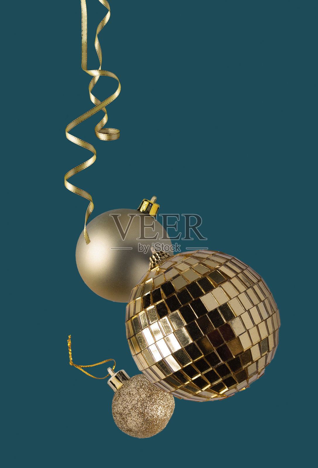 蓝色背景上的金色圣诞球和蛇纹石，圣诞装饰照片摄影图片