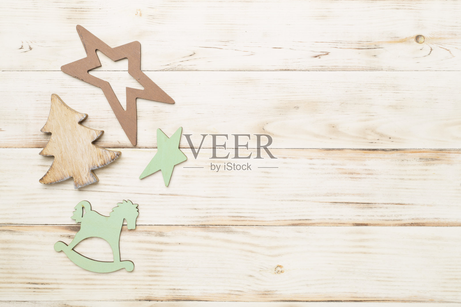 木制圣诞玩具彩色背景，俯视图照片摄影图片