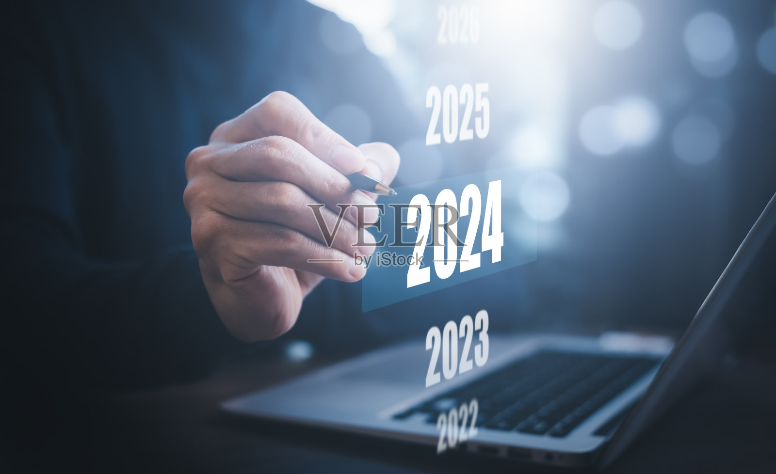 新的变化规划，商人手触2024年数字，开启新的一年概念数字化趋势，行业和商业趋势，战略，投资，商业规划和新年快乐照片摄影图片