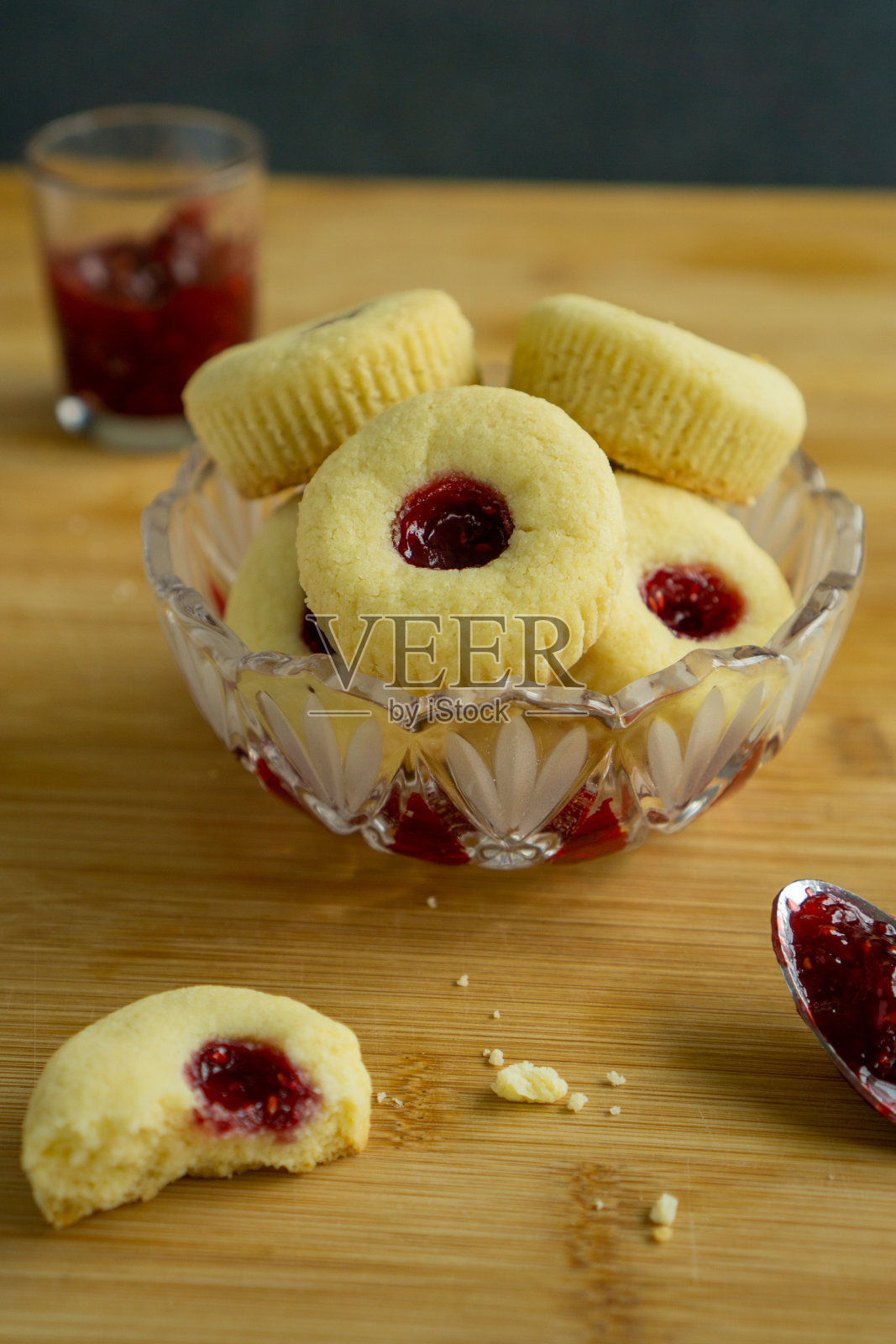 树莓指纹饼干或果酱饼干照片摄影图片