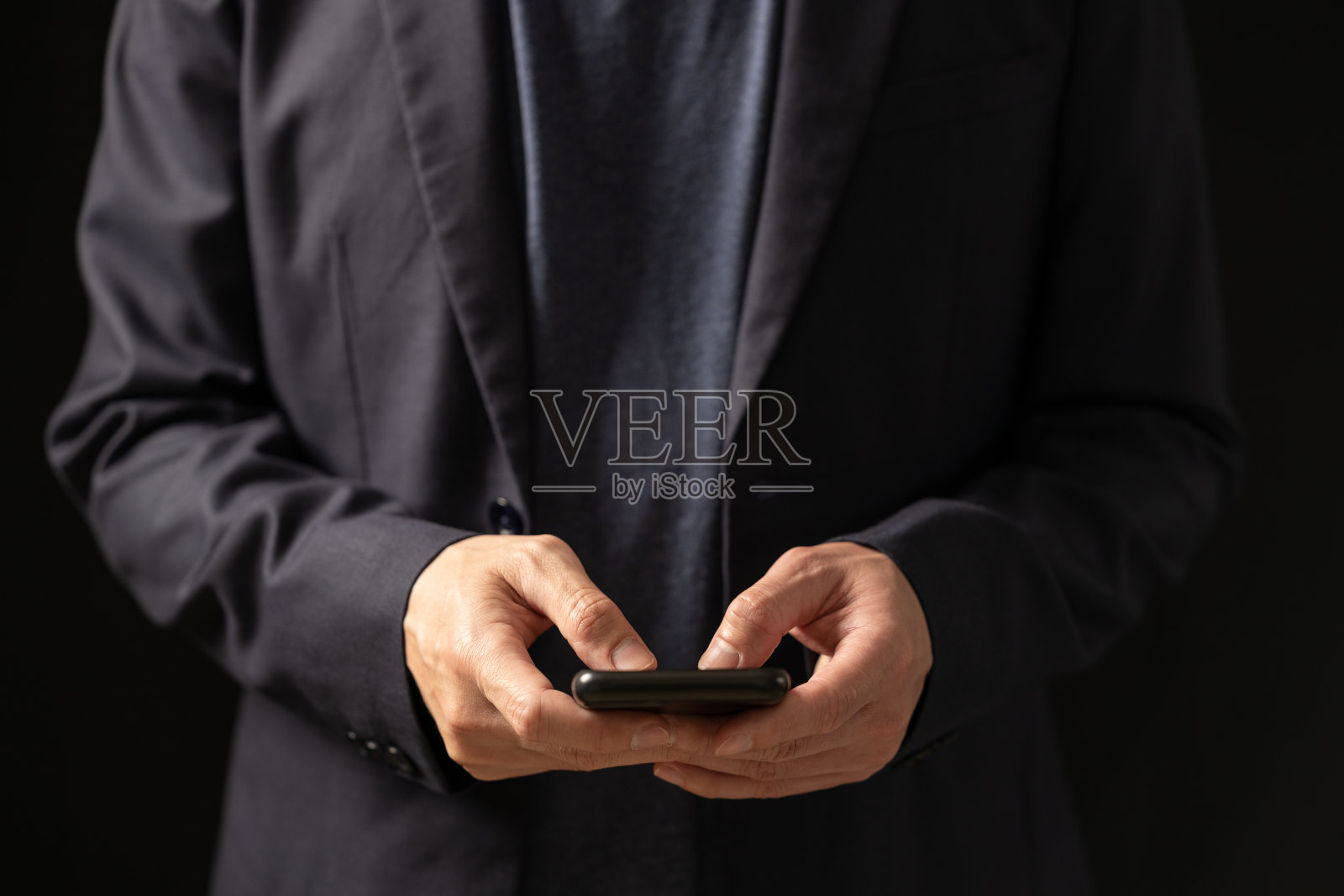 商务人士在网上工作、网络联络、商业策划、社交媒体营销过程中使用手机、搜索信息的特写镜头照片摄影图片