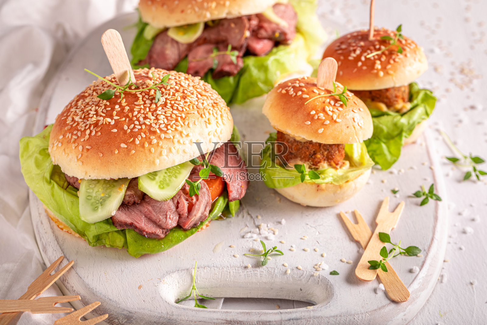 美味的牛肉、芝麻和蔬菜汉堡照片摄影图片