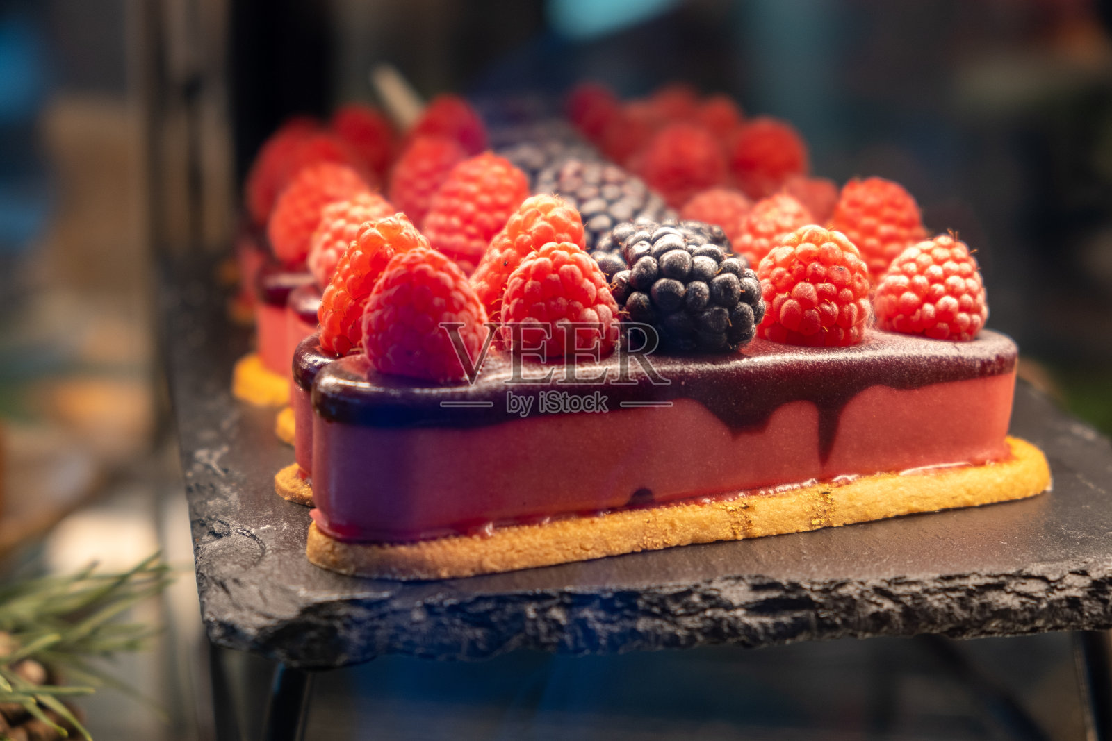 甜的浆果糕点。在糖果店展示。照片摄影图片