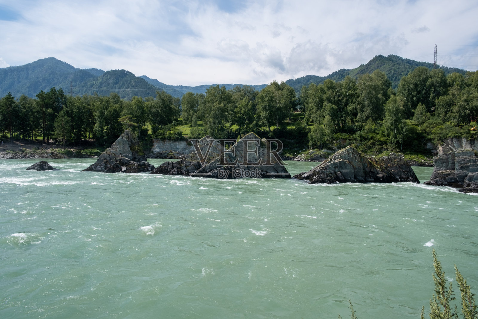 山间河流:宽而湍急的山间河流照片摄影图片