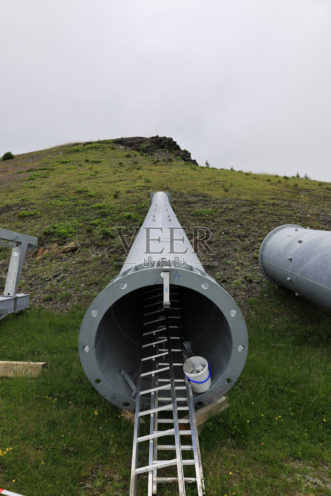 新建缆车的材料躺在草地上照片摄影图片