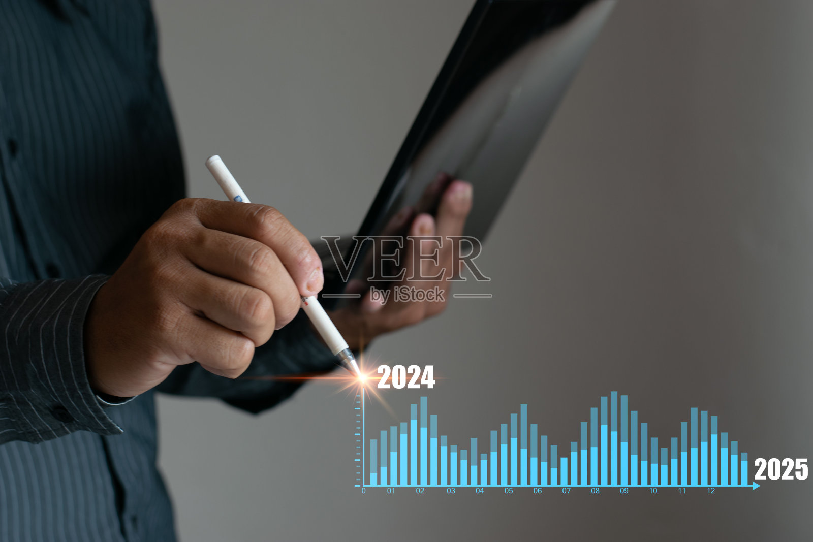 2024年新年快乐，用你的手在虚拟现实屏幕上触摸2024年，明年的新数字。商人接触2024年的未来增长、商业计划和战略。照片摄影图片