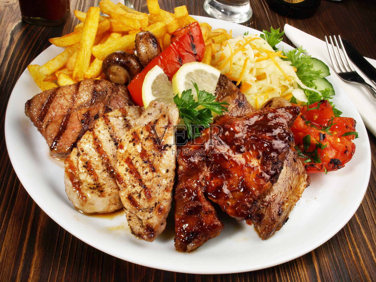 经典的希腊肉盘配炸薯条照片摄影图片