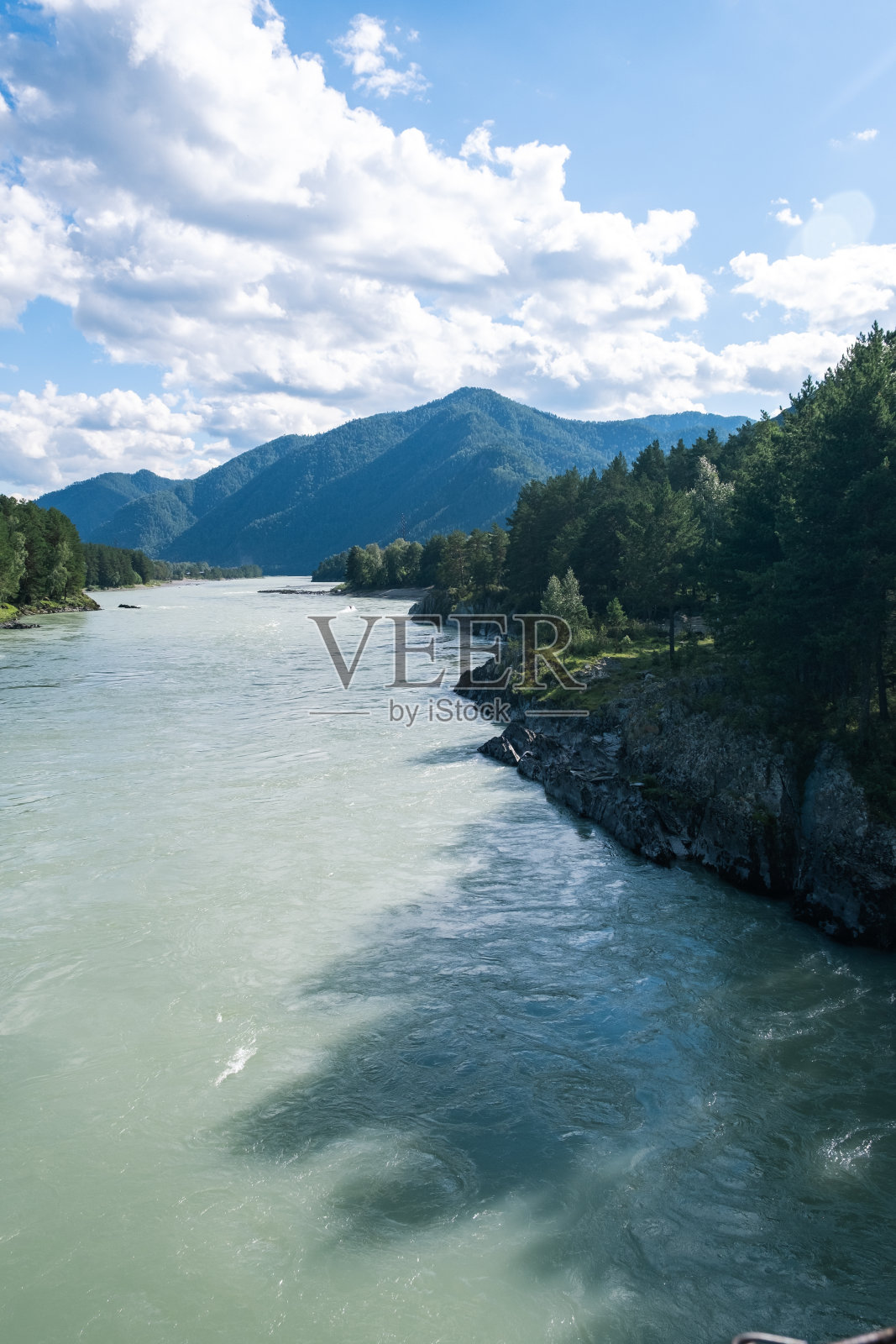 山间河流:宽而湍急的山间河流照片摄影图片