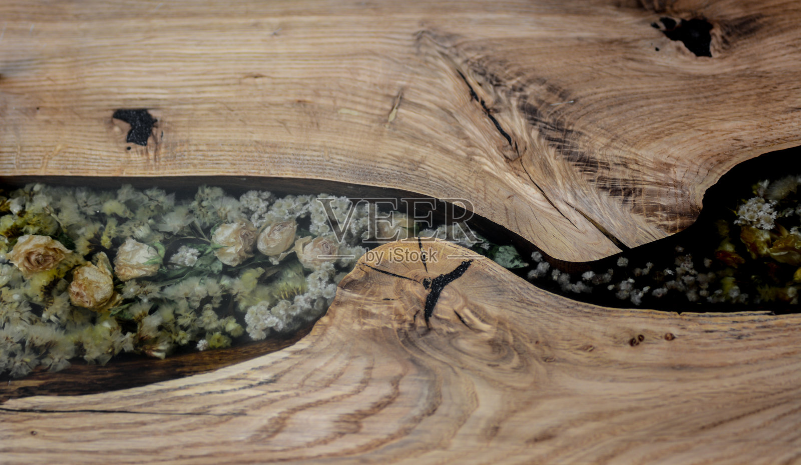 橡木和环氧树脂，浸没的干花和不锈钢手柄照片摄影图片