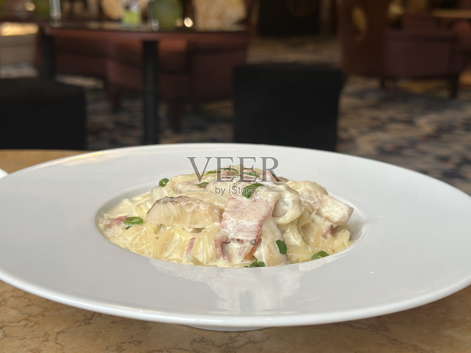 盛在盘子里的意大利面条。关闭了。照片摄影图片