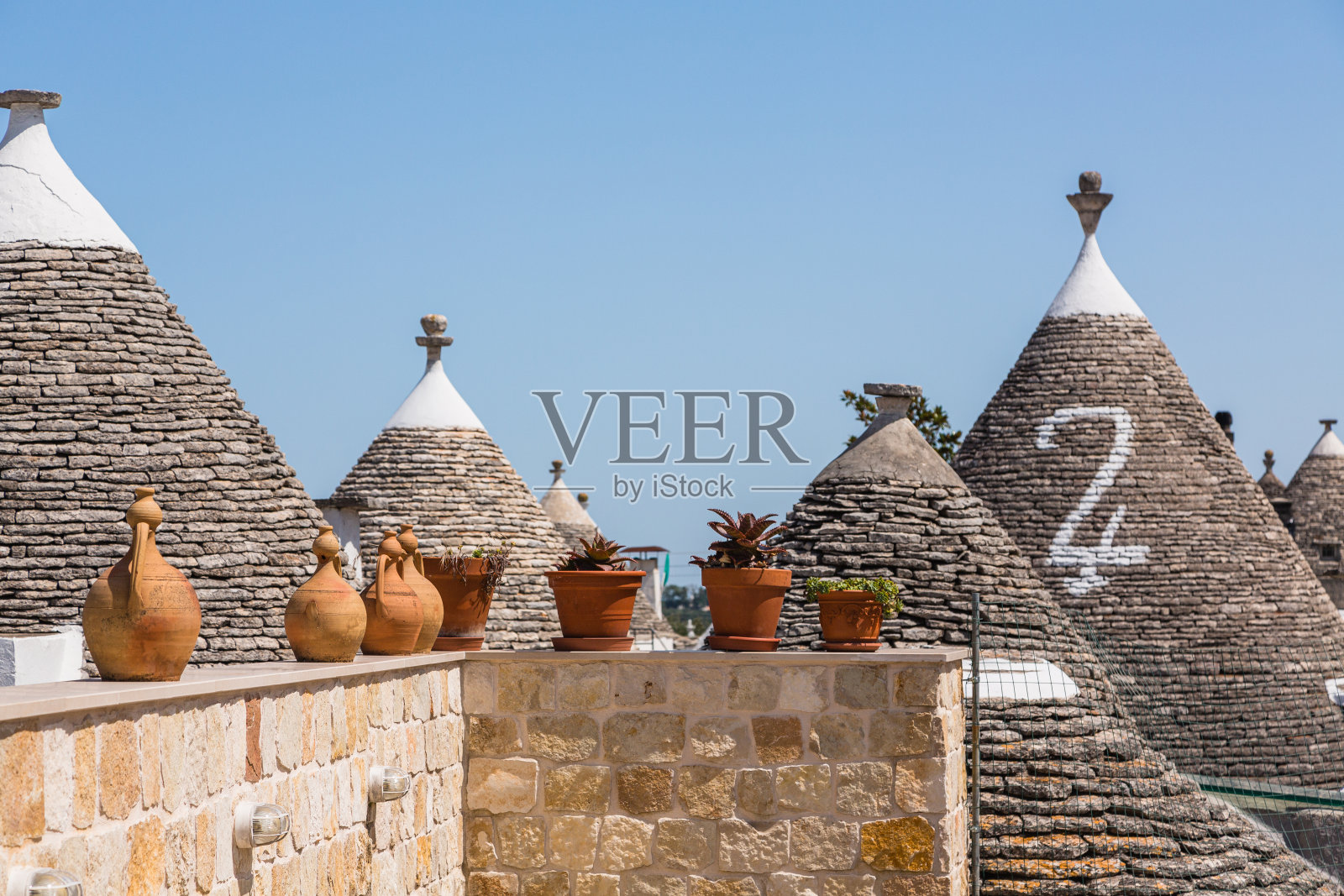 意大利阿尔贝罗贝洛的白色城镇景观和特鲁利的尖屋顶照片摄影图片