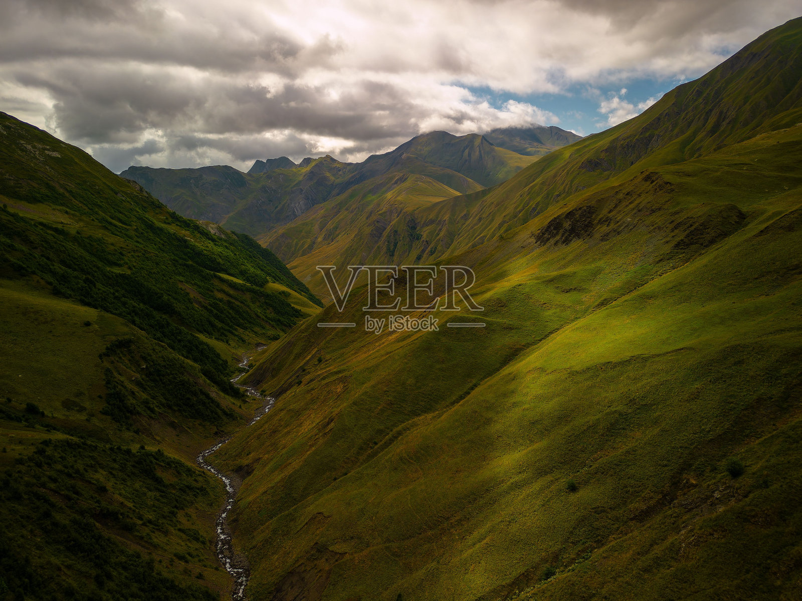 令人惊叹的山脉，连绵起伏的丘陵和郁郁葱葱的绿草覆盖着格鲁吉亚的风景照片摄影图片
