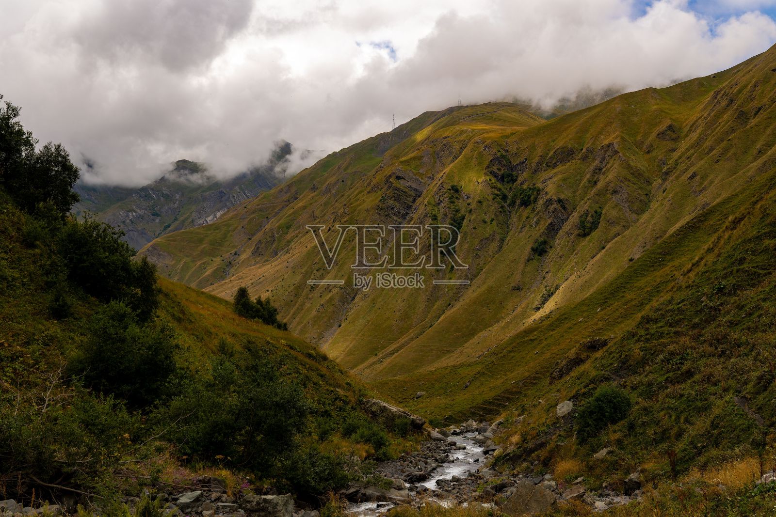 令人惊叹的山脉，连绵起伏的丘陵和郁郁葱葱的绿草覆盖着格鲁吉亚的风景照片摄影图片