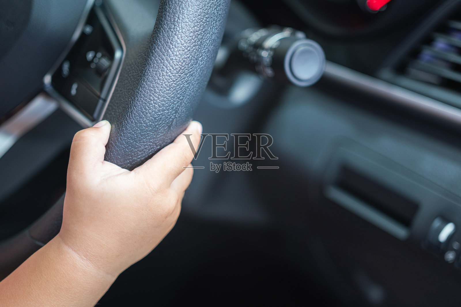 操纵汽车方向盘。照片摄影图片