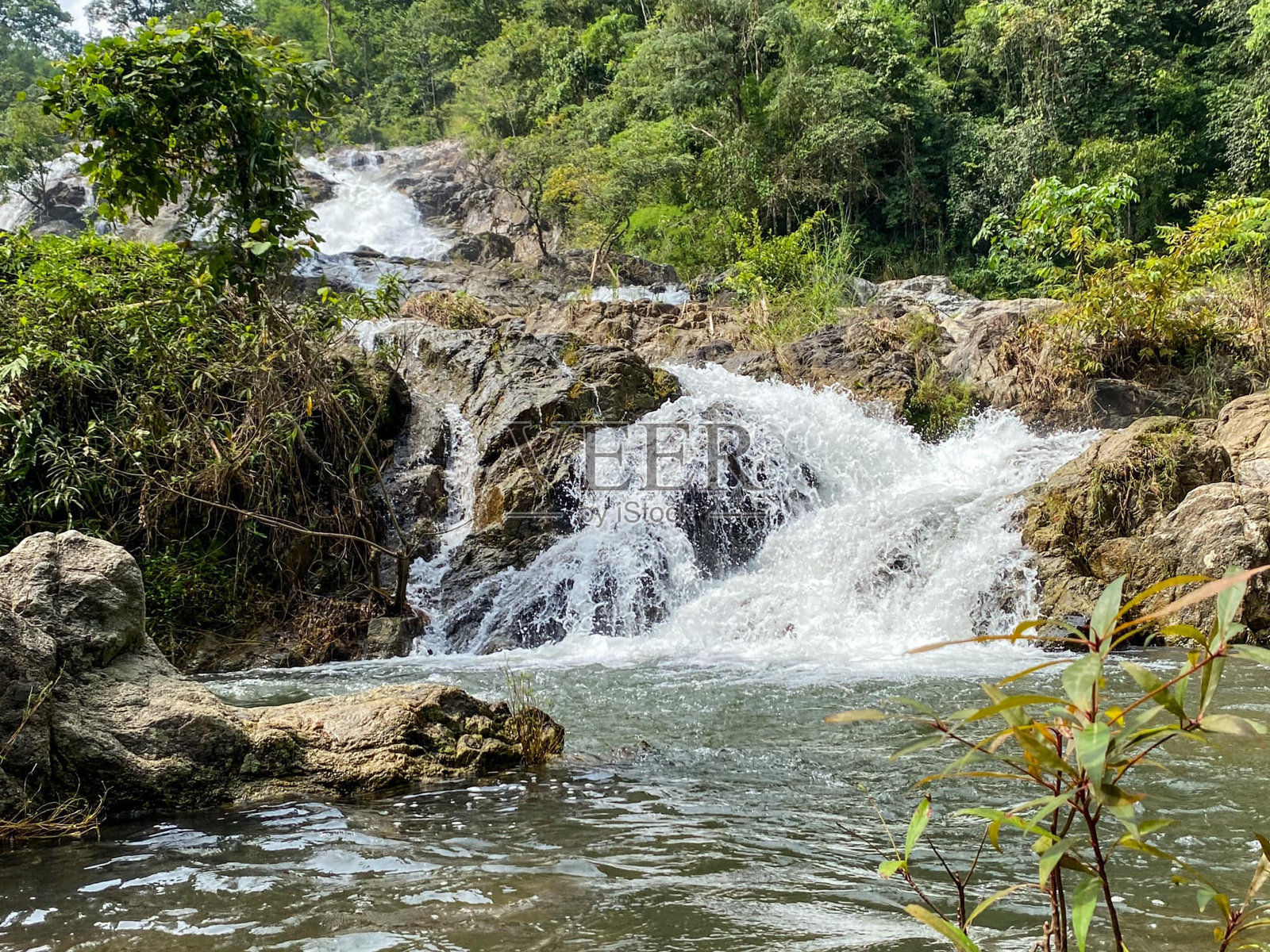 山间瀑布照片摄影图片