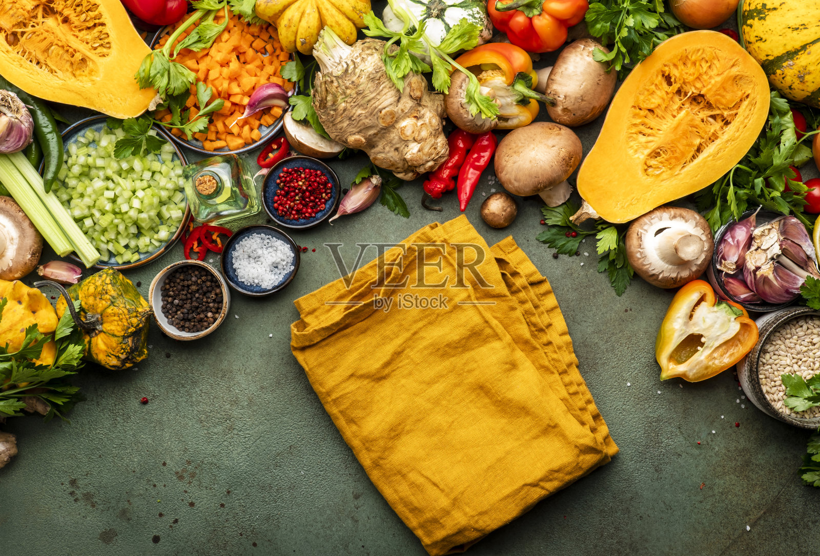 秋天的食物。蔬菜，蘑菇，根和橙色厨房毛巾。素食烹饪的食材。秋天的收获。健康饮食饮食，慢食理念。质朴的绿色桌面背景，俯视图照片摄影图片