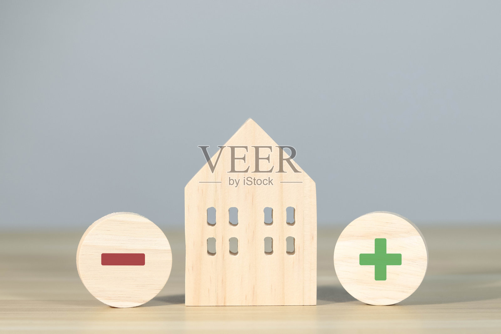 带有正负号的木块。照片摄影图片