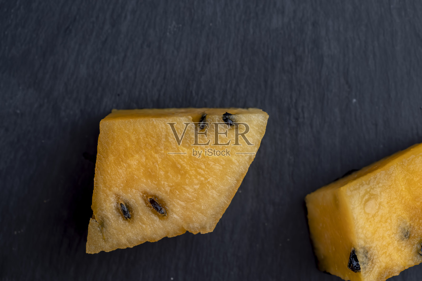 熟透的橙色西瓜，有黑色的果核照片摄影图片