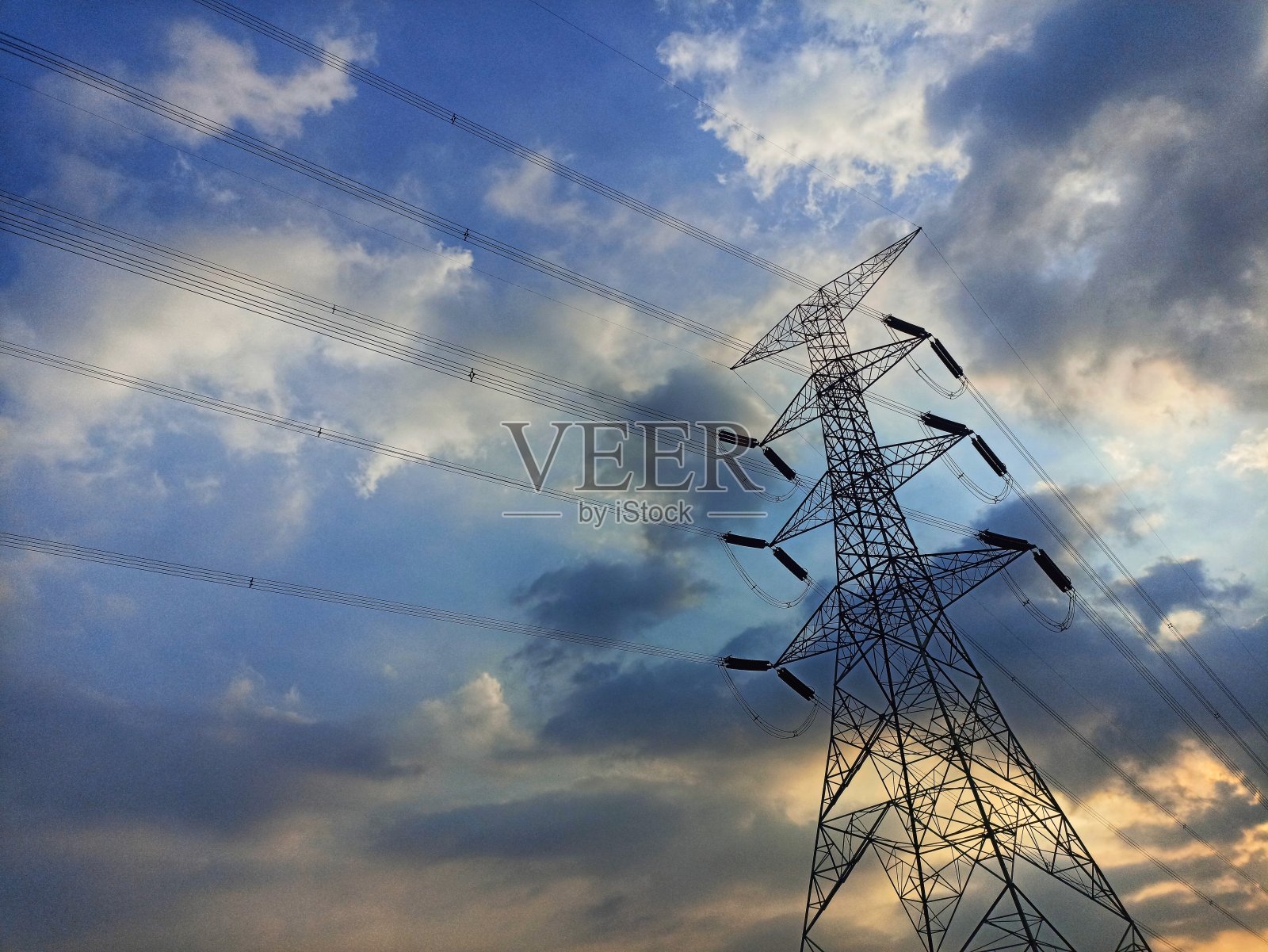 电缆塔与多云的天空背景照片摄影图片