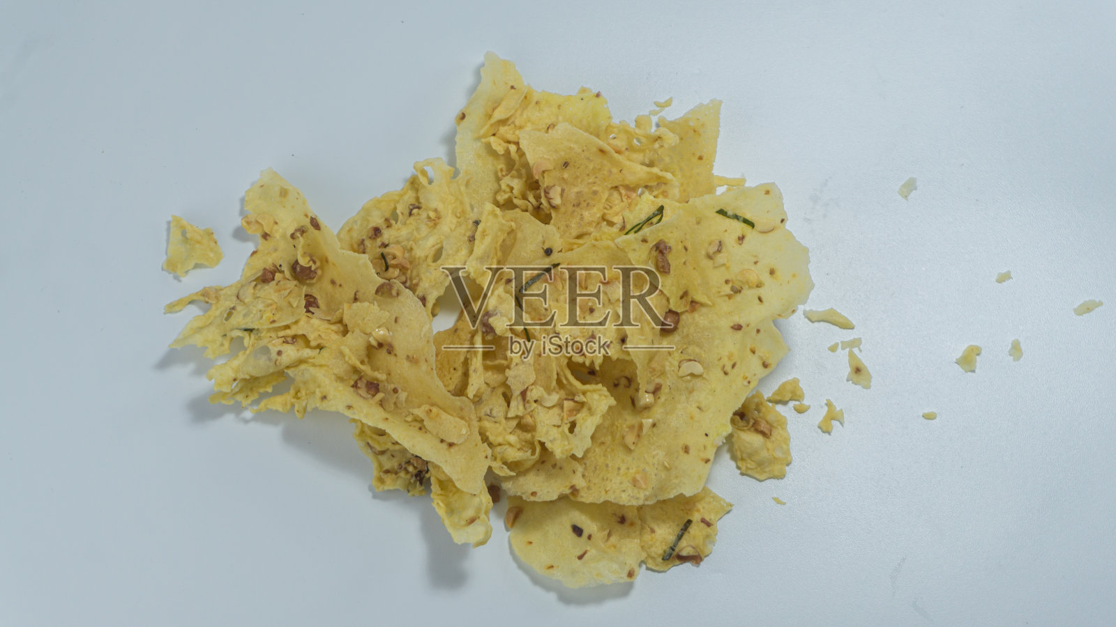 卡仓的rempeyek或peyek。由花生和米粉混合而成的脆饼。隔离在白色背景上照片摄影图片