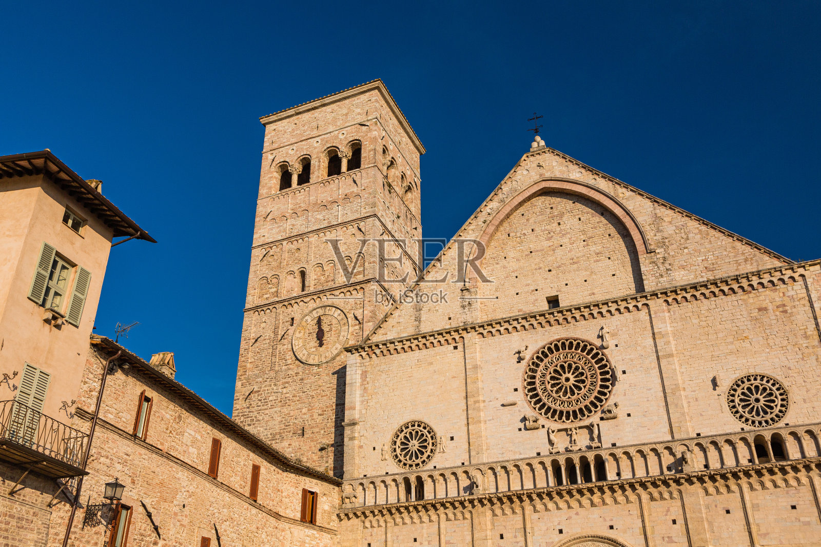 意大利阿西西圣鲁菲诺大教堂的正面和钟楼照片摄影图片