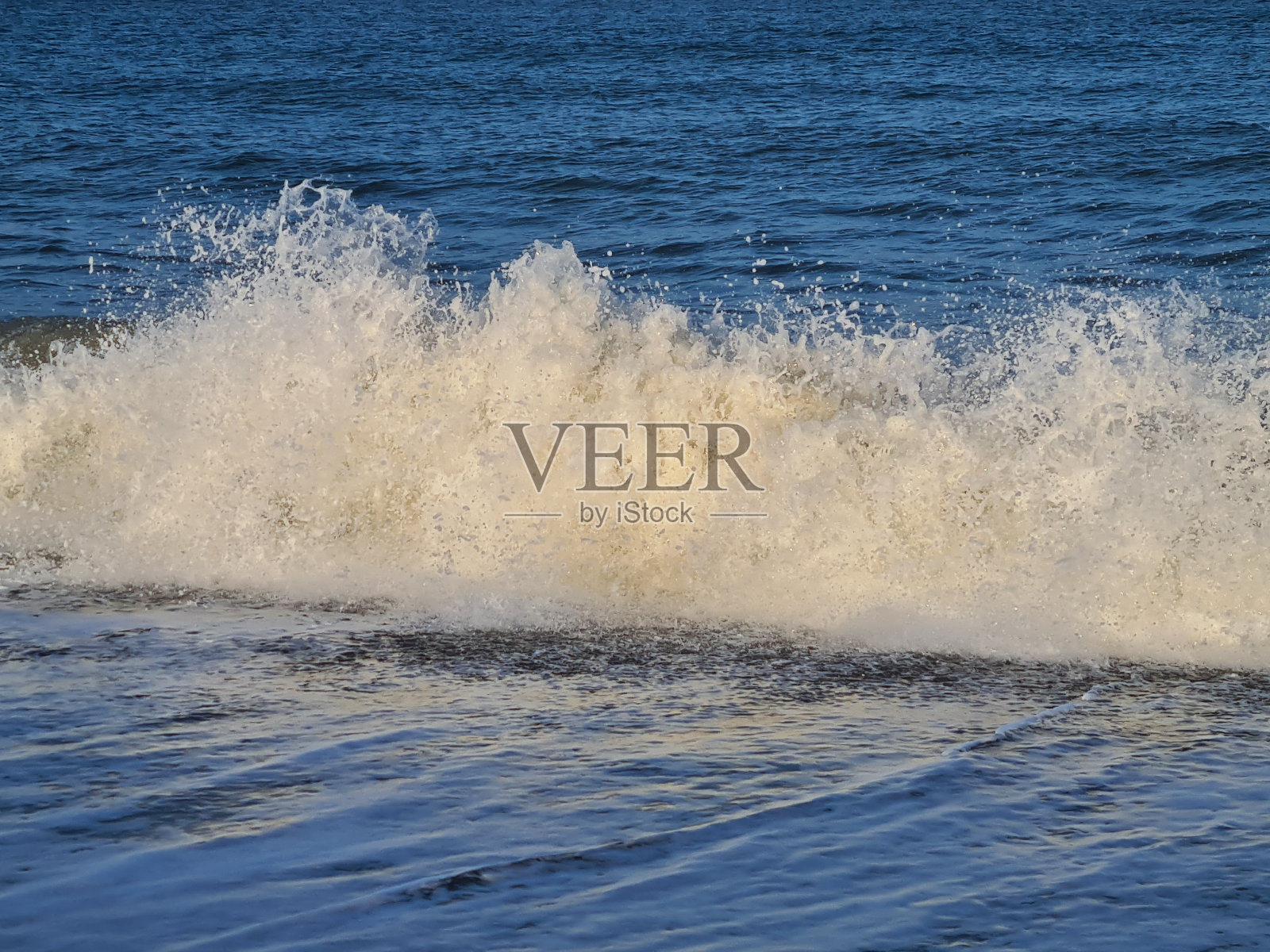 丹麦北海海岸的海浪、海水和沙滩照片摄影图片
