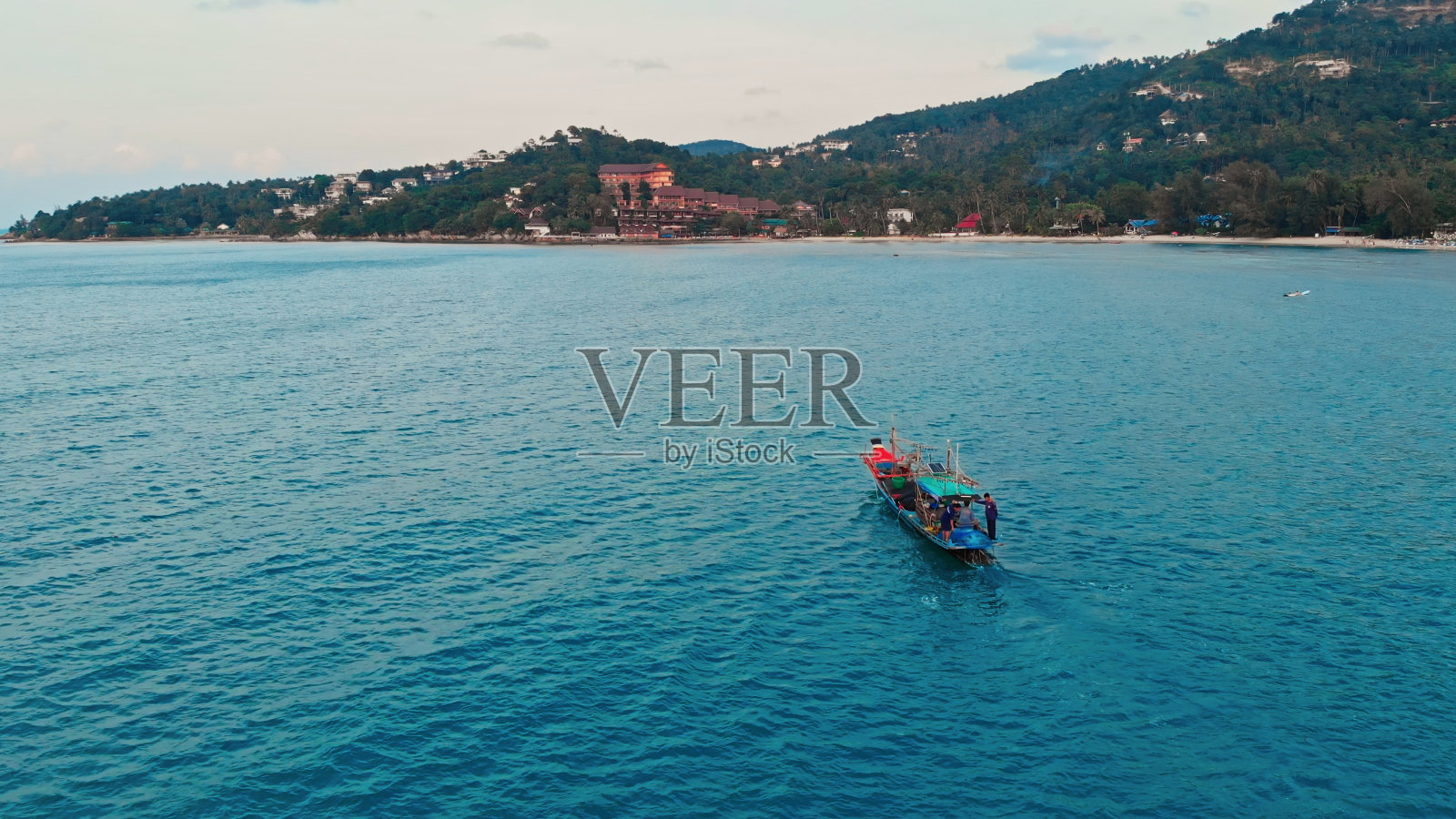 航拍追踪在哥斯达黎加湾以热带山脉为背景的速度行驶的小渔船。哥斯达黎加美丽海洋的全景和钓鱼在哥斯达黎加钓鱼和放松照片摄影图片