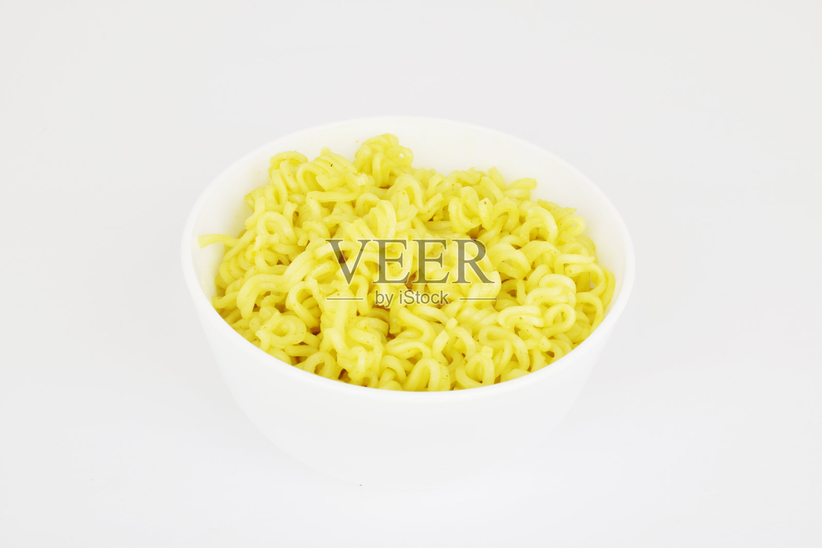 白底碗黄面，速食食品照片摄影图片