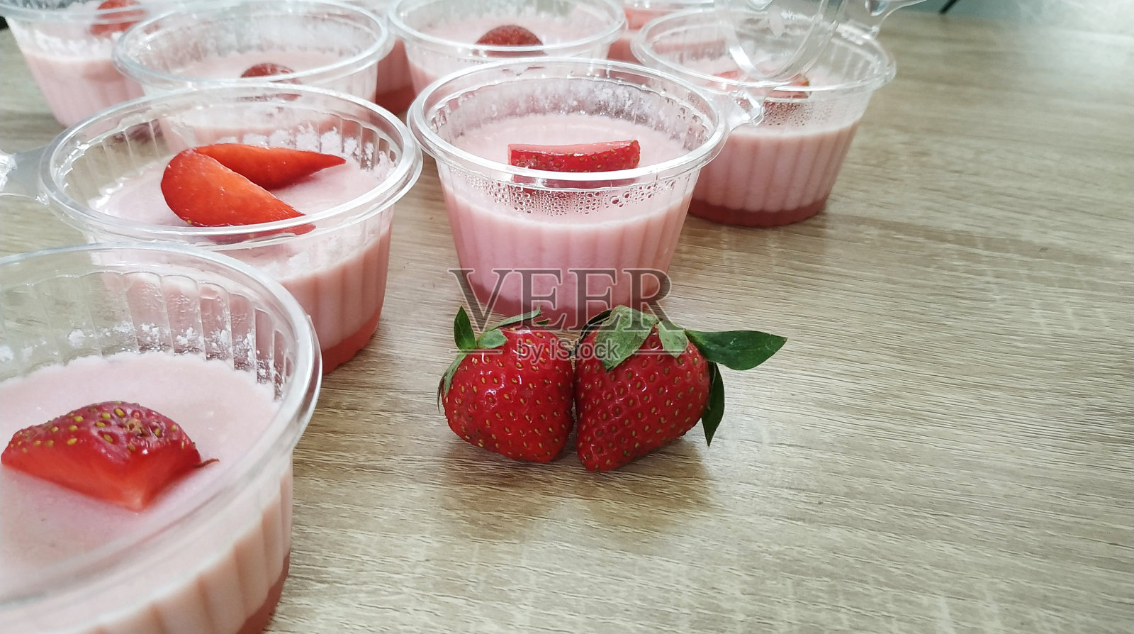 草莓布丁照片摄影图片