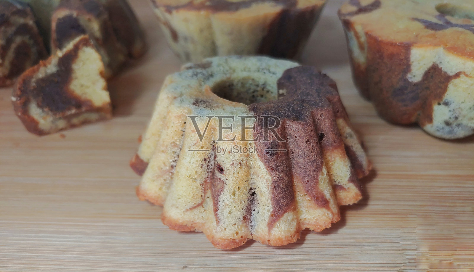 一组迷你香蕉大理石蛋糕的特写照片摄影图片