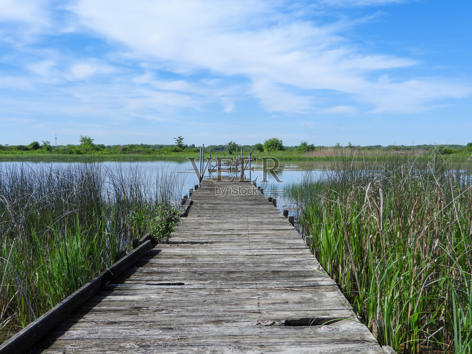 蓝天背景的水上桥照片摄影图片
