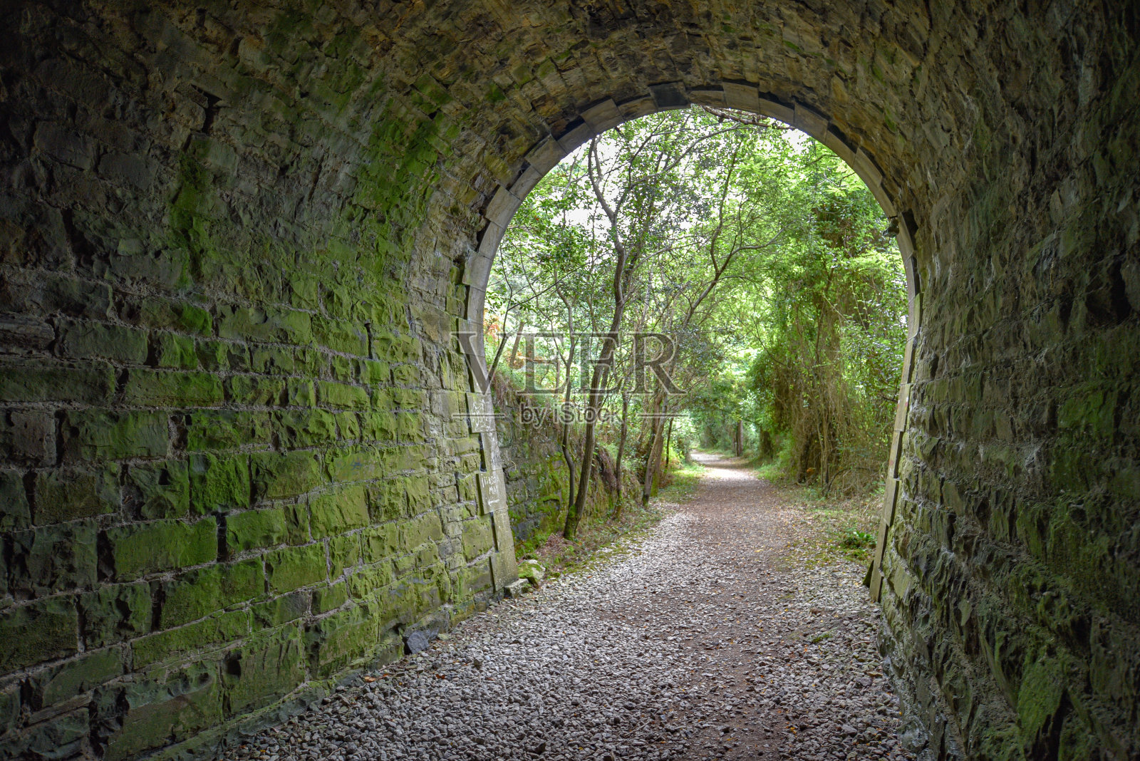 西班牙祖马亚和德巴之间巴斯克海岸地质公园的一条小径上的一个古老的石头隧道照片摄影图片