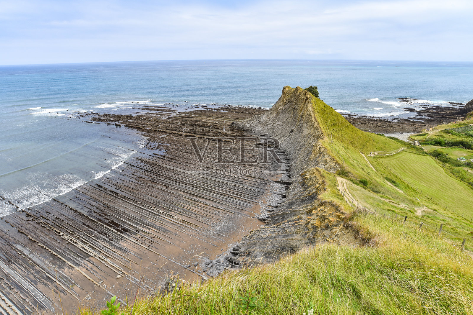 西班牙巴斯克海岸的复理石岩层照片摄影图片